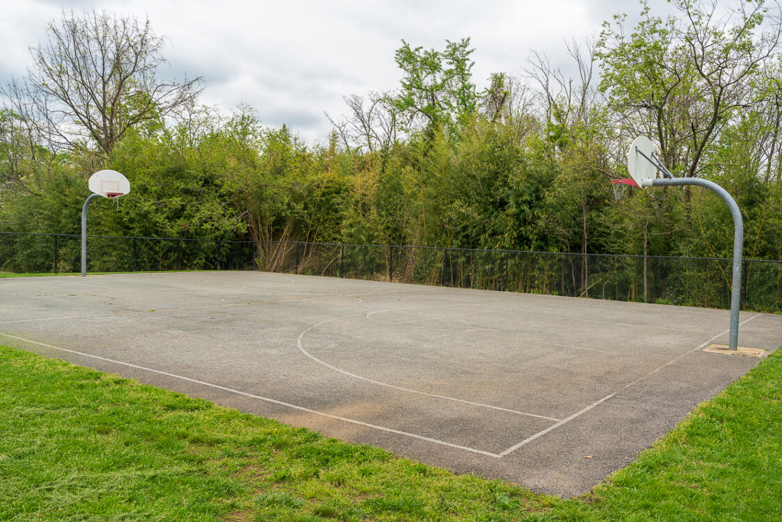 basketball court at Quince Orchard Knolls Local Park