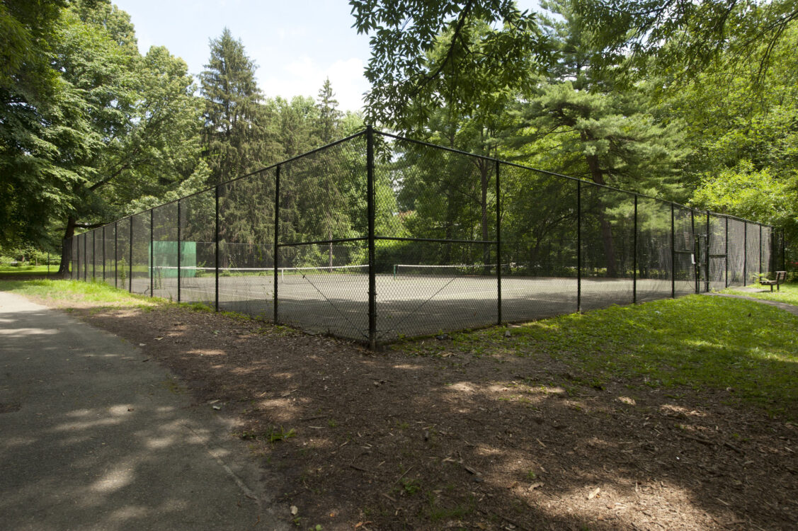 Tennis court at Sligo Bennington Park