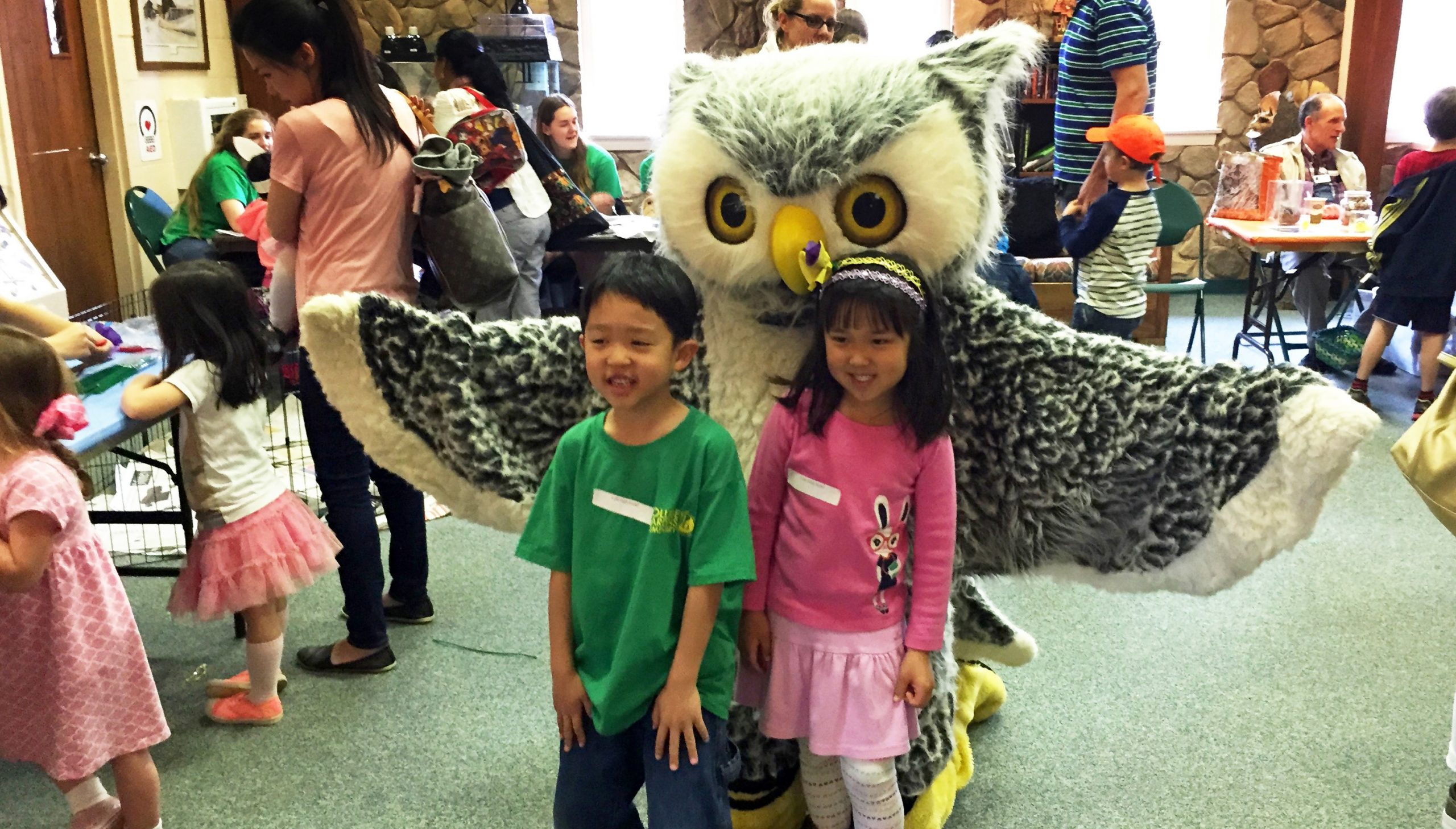 children with owl mascot