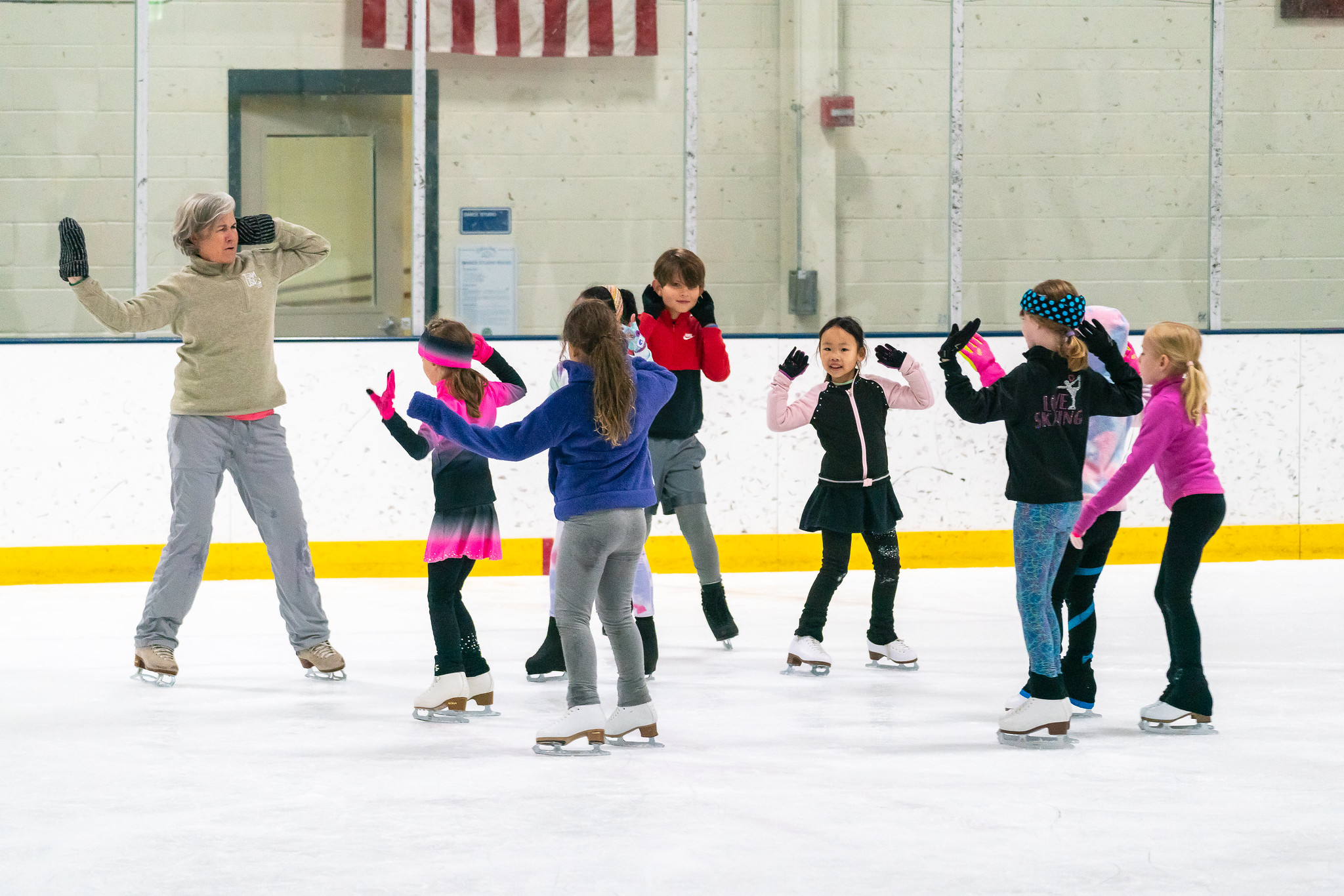 kids learning to skate in a group