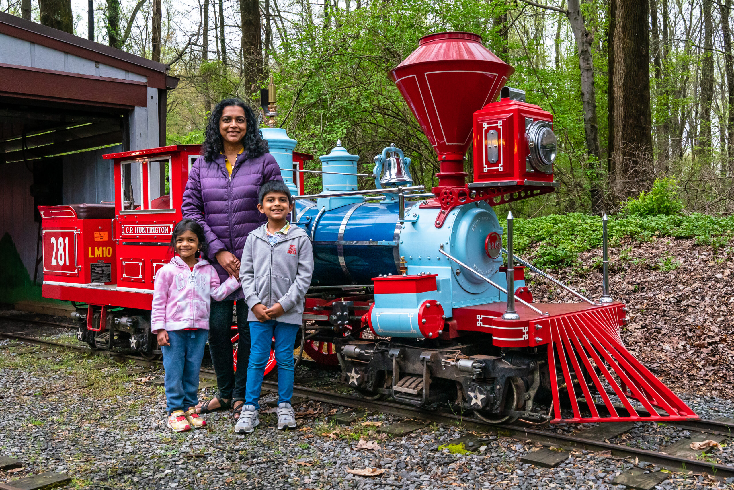 Mother with two children in front of train