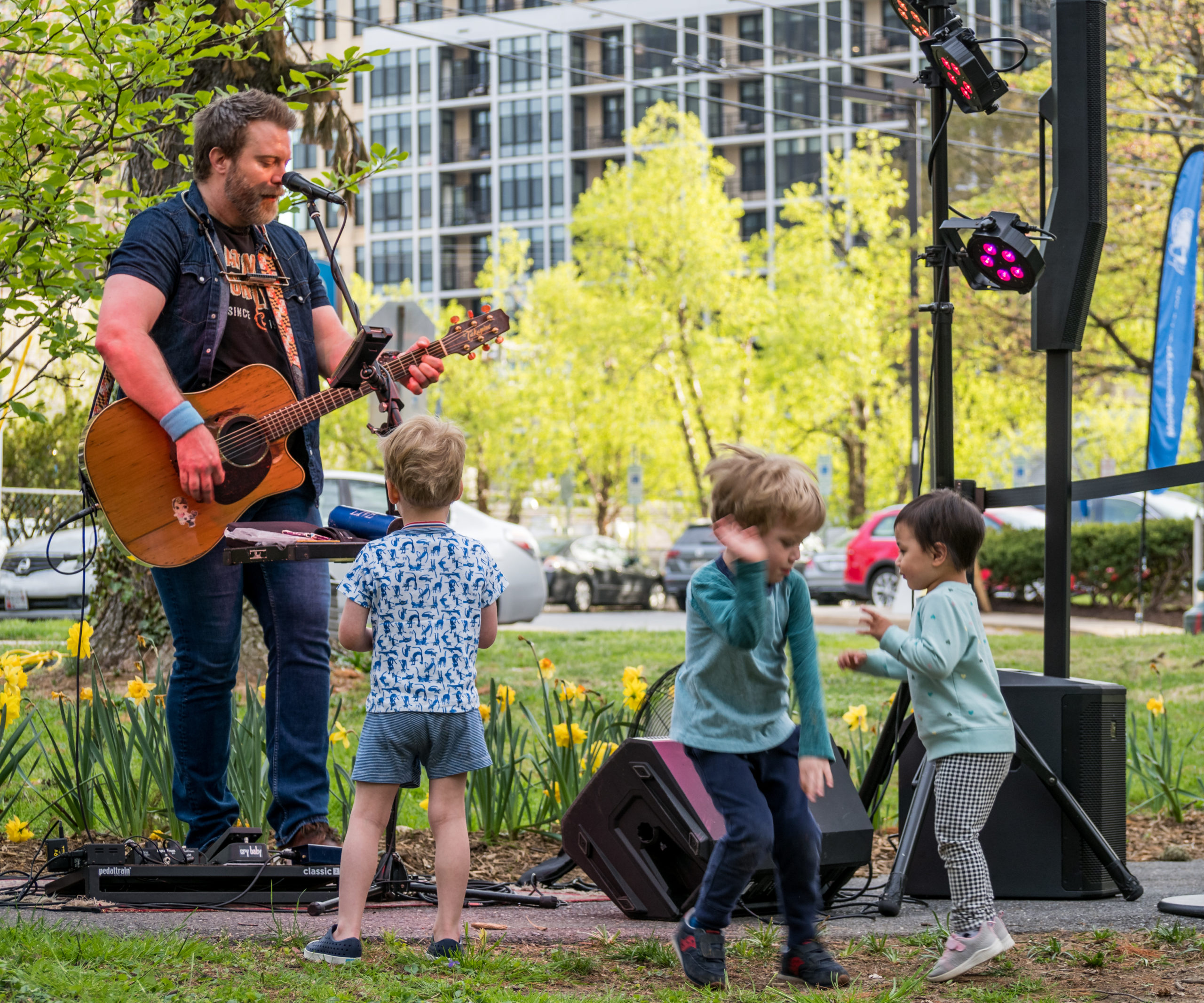 past acoustics and ales performer ted garber performing and little kids dancing around him