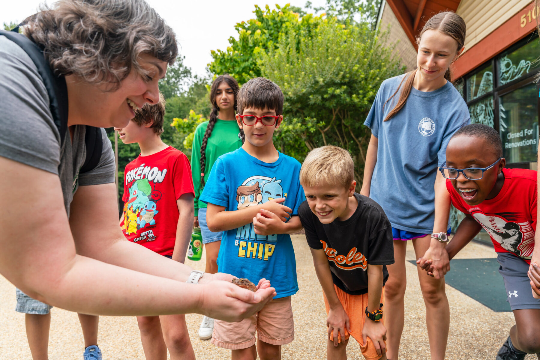 kids looking at a frog