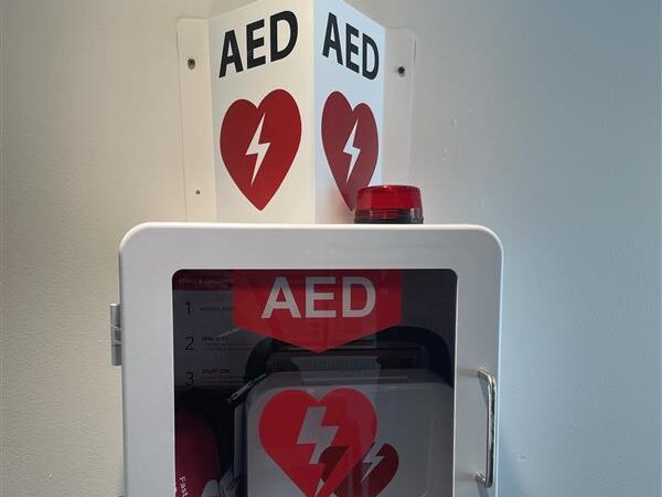 An image of an AED machine.