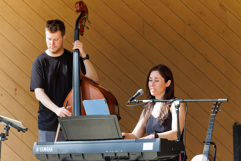 Band-performing-cabin-john