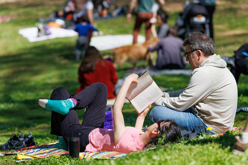 Couple-reading-at-prose-in-the-park