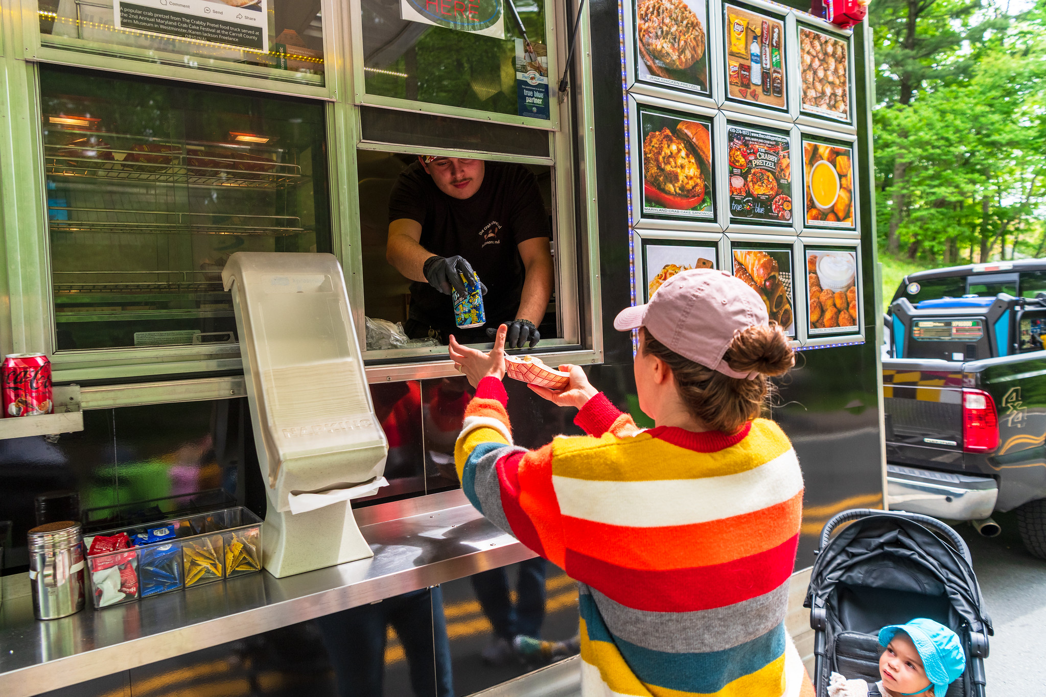 Guest gets food from food vendor at event. 